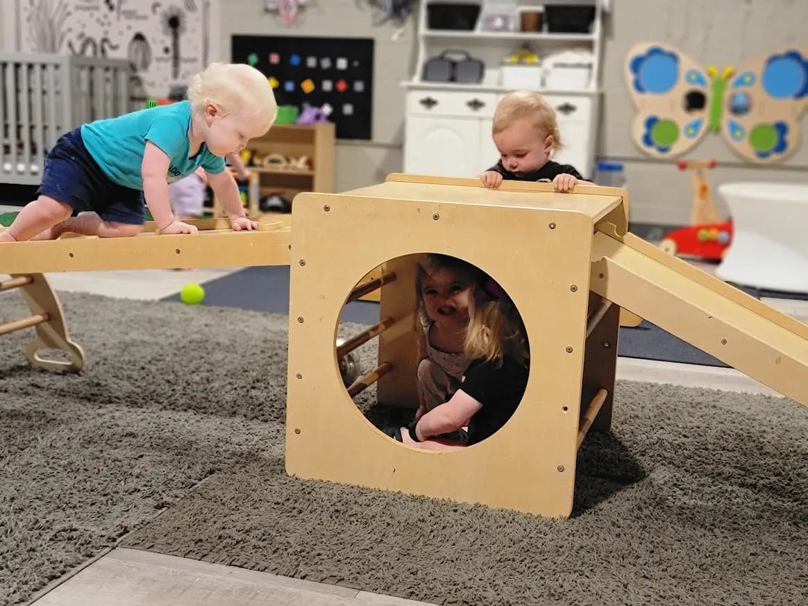 Toddlers on the climbing cube